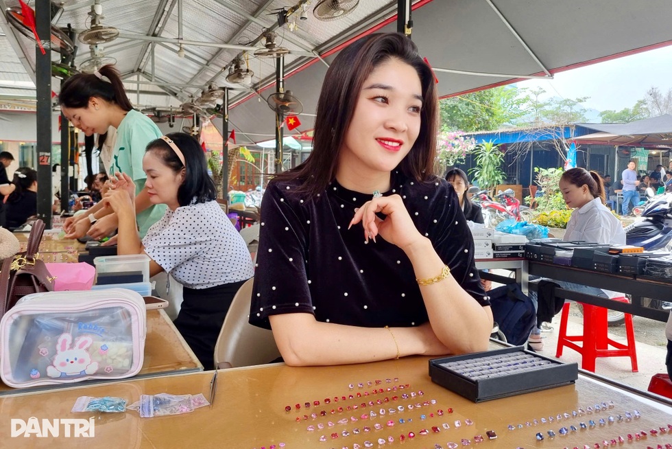 Khu chợ ở Yên Bái bày bán đá quý như rau, có viên giá vài tỷ đồng - 4 Khu chợ ở Yên Bái bày bán đá quý như rau, có viên giá vài tỷ đồng - 4