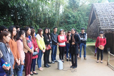 Đoàn lưu học sinh Lào thăm quê Bác