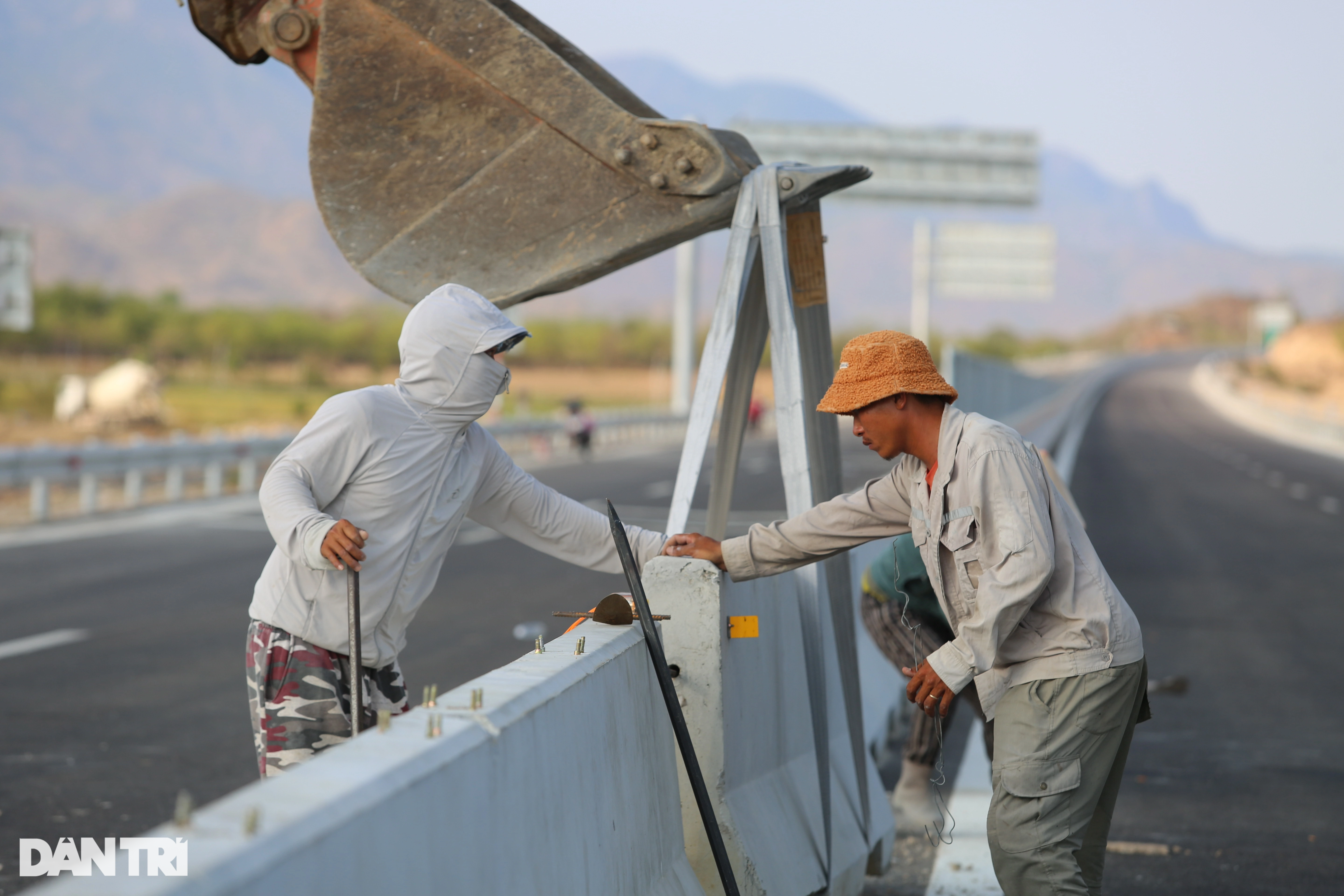 Cao tốc Cam Lâm - Vĩnh Hảo băng qua cánh đồng điện gió sắp thông xe - 7