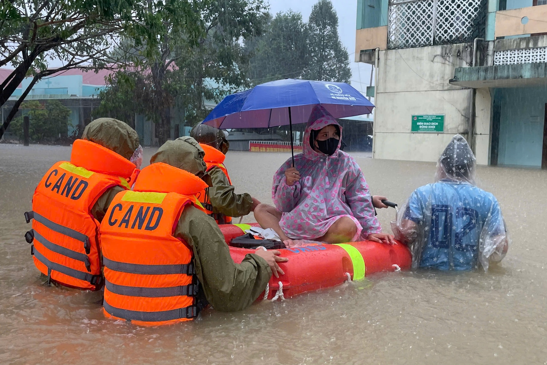 Lũ dâng ngang mái nhà, Phó Thủ tướng trực tiếp chỉ đạo cứu dân - 6 Lũ dâng ngang mái nhà, Phó Thủ tướng trực tiếp chỉ đạo cứu dân - 6
