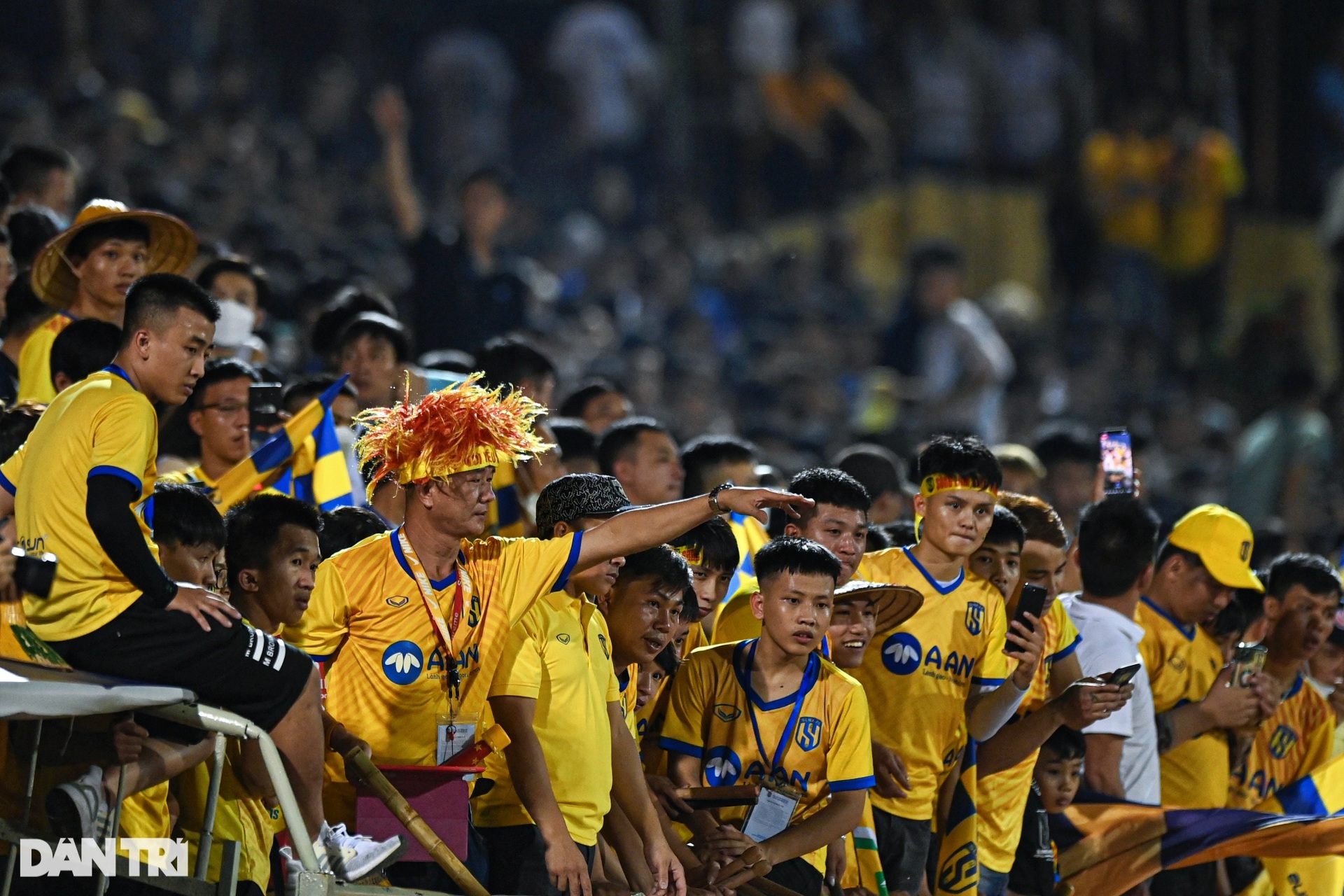 Sân Vinh chật kín chỗ ngồi, khán giả bế con đứng cổ vũ đội nhà - 12