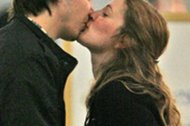 Drew Barrymore hạnh phúc bên người tình mới