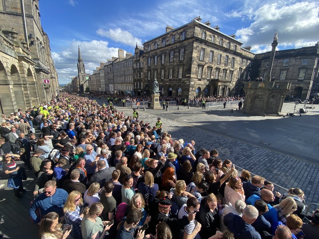 Đoàn rước linh cữu Nữ hoàng Elizabeth II trên đường phố Scotland - 9 Đoàn rước linh cữu Nữ hoàng Elizabeth II trên đường phố Scotland - 9