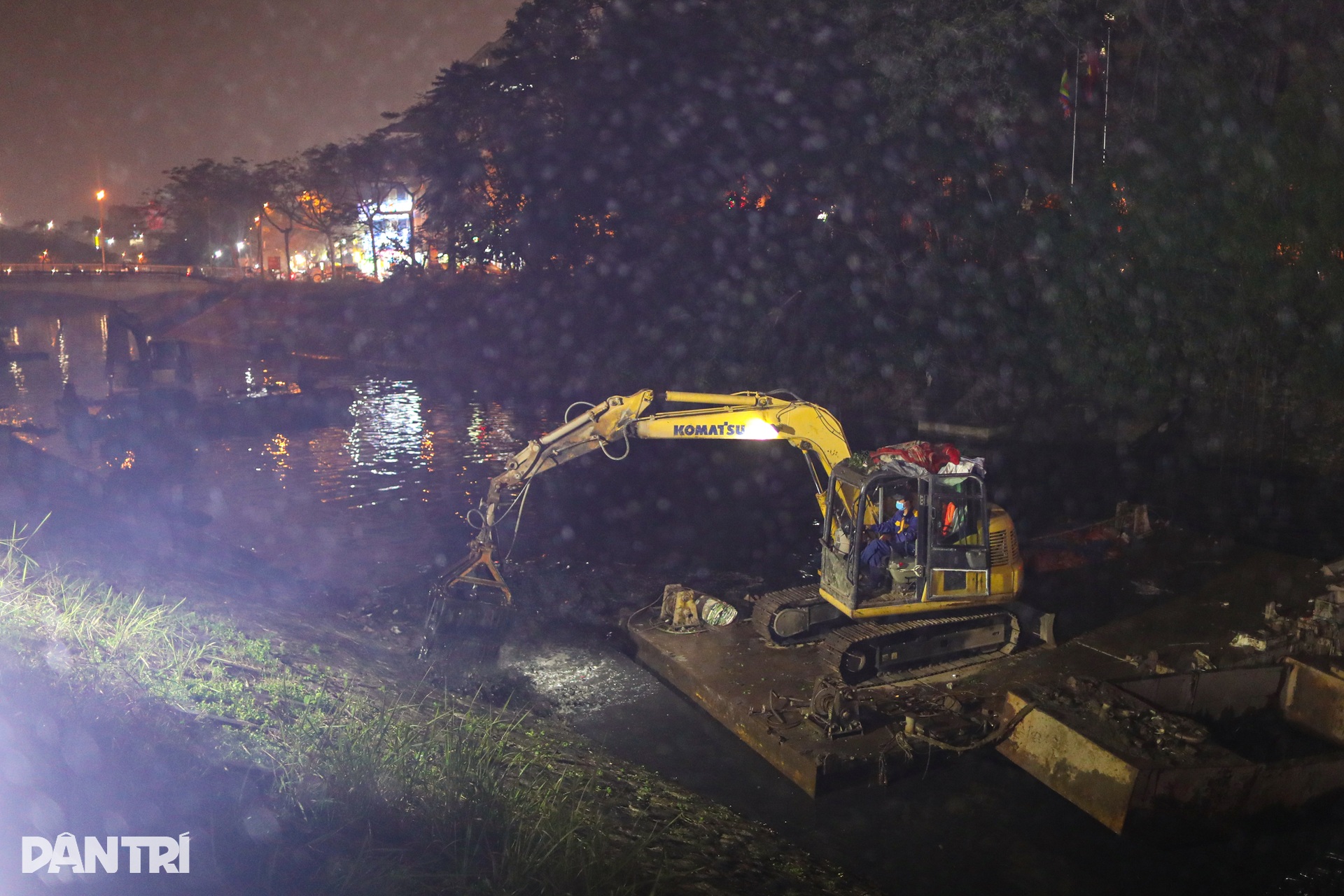 Công nhân ngâm bùn trắng đêm nạo vét sông Tô Lịch - 4