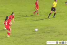 Cầu thủ nữ Việt Nam gây sốt với siêu phẩm từ cự ly 35m vào lưới Indonesia