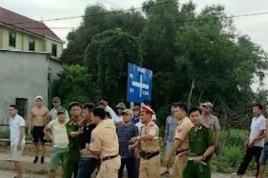 Khởi tố hai đối tượng cầm dao đuổi chém CSGT