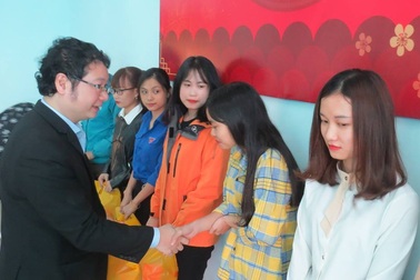 Trao quà, vé xe cho sinh viên khó khăn về quê đón Tết cổ truyền
