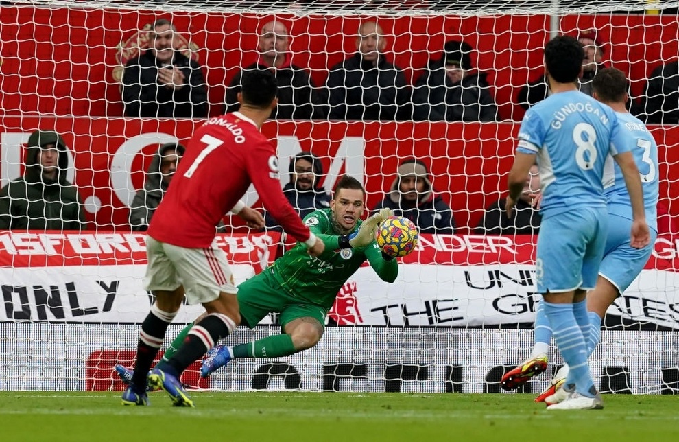 Hàng thủ mơ ngủ, Man Utd ôm hận trước Man City tại Old Trafford - 8 Hàng thủ mơ ngủ, Man Utd ôm hận trước Man City tại Old Trafford - 8