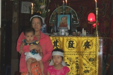 Cha bị đá đè chết, tương lai mù mịt với 3 đứa trẻ 