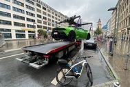 Siêu xe Lamborghini bị cẩu đi vì tranh chỗ đỗ của xe điện