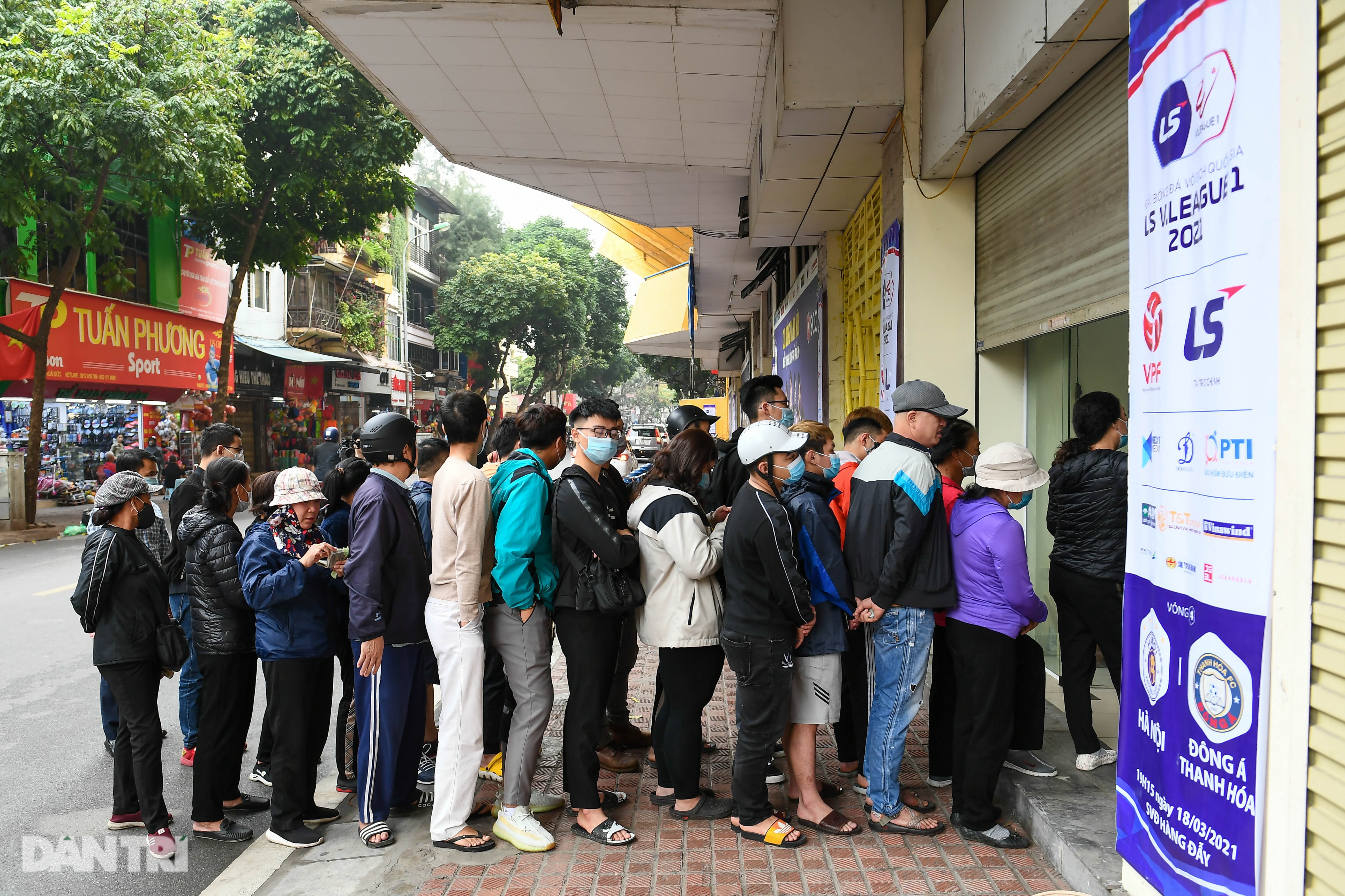 Sân Hàng Đẫy khử khuẩn, sẵn sàng đón 2000 khán giả - 1 Sân Hàng Đẫy khử khuẩn, sẵn sàng đón 2000 khán giả - 1