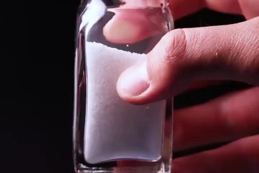 Mãn nhãn với clip về quá trình rơi tự do của một hạt muối