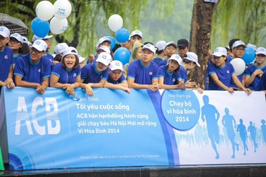 Hơn 300 người ACB tham gia Giải chạy báo Hà Nội mới mở rộng 