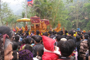 Dòng người đổ về khai hội đền Sóc