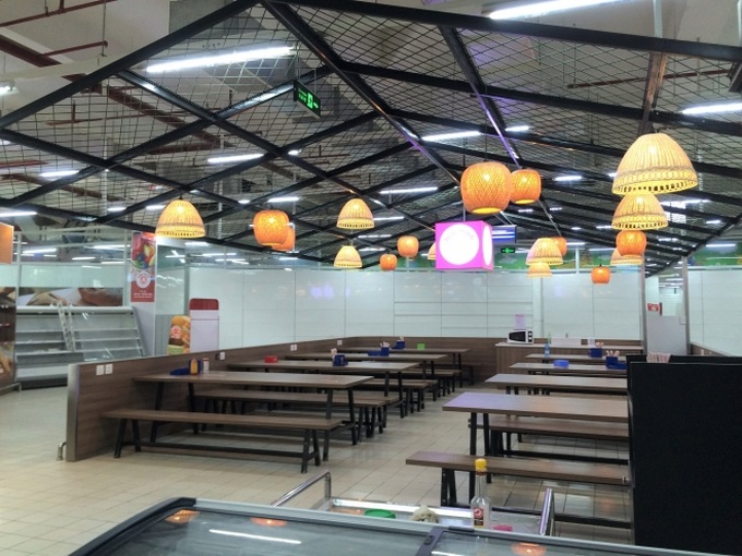 Siêu thị Auchan vắng vẻ, lặng lẽ tháo các kệ hàng sau bão giảm giá - Ảnh 4. Siêu thị Auchan vắng vẻ, lặng lẽ tháo các kệ hàng sau bão giảm giá - Ảnh 4.