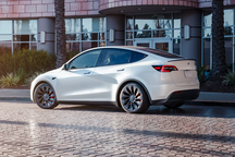 Chủ xe Tesla ngỡ ngàng khi thấy ô tô của mình bị hãng khóa từ xa rồi cẩu đi