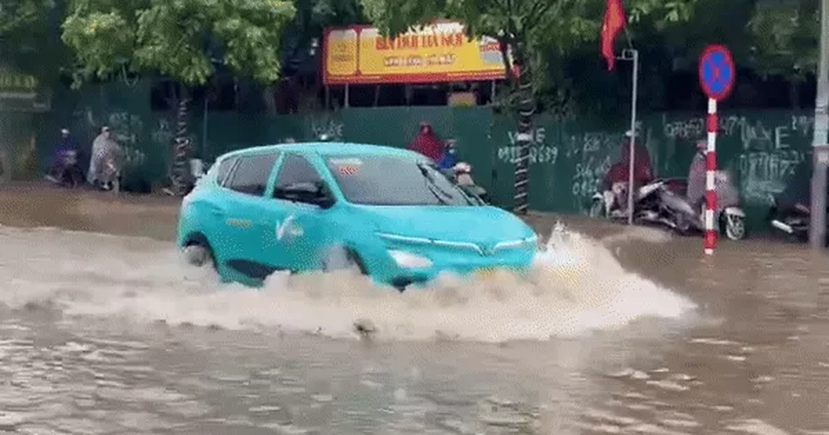 Tài xế Việt bất chấp “lội” nước nhưng xe điện vẫn có nguy cơ hỏng hóc