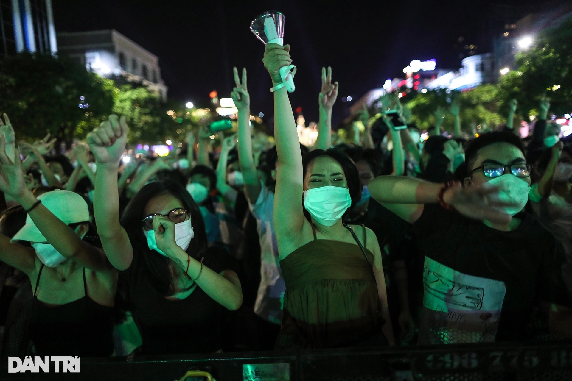 Biển người đón countdown ở TPHCM, Hà Nội ảm đạm thời khắc qua năm mới - 11