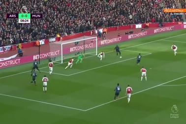 Lukaku đệm bóng dội xà ngang khung thành Arsenal