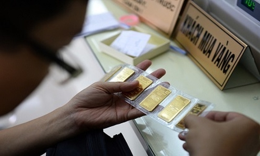 Giá vàng bật tăng trở lại, cá mập vừa xả hàng tấn vàng - 1 Giá vàng bật tăng trở lại, cá mập vừa xả hàng tấn vàng - 1