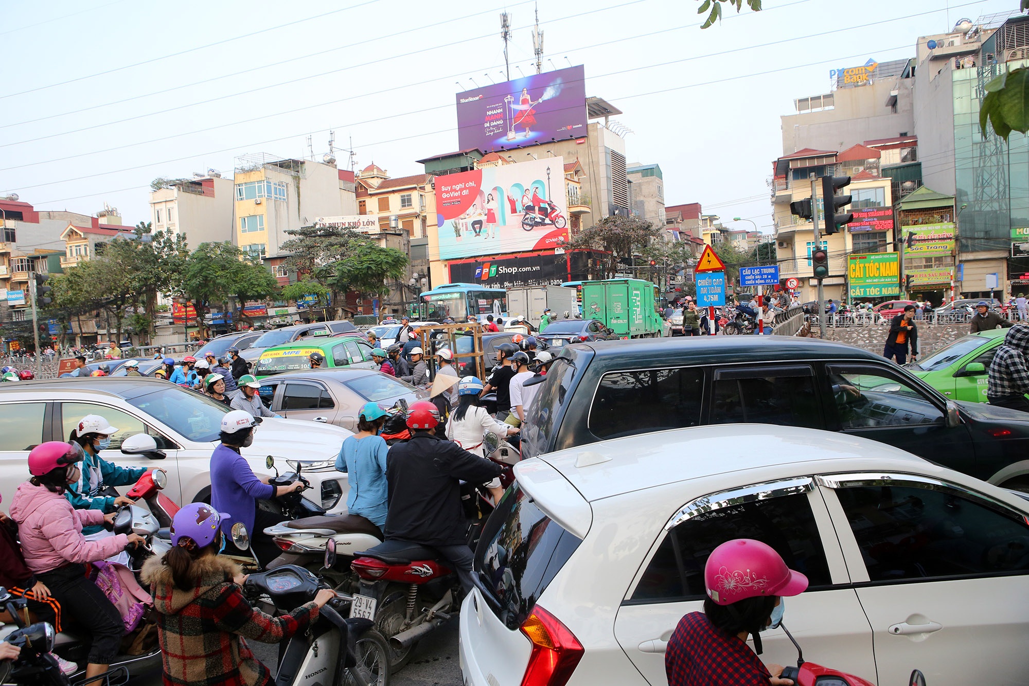 Hà Nội: Đường phố giáp Tết kẹt cứng - 3 Hà Nội: Đường phố giáp Tết kẹt cứng - 3