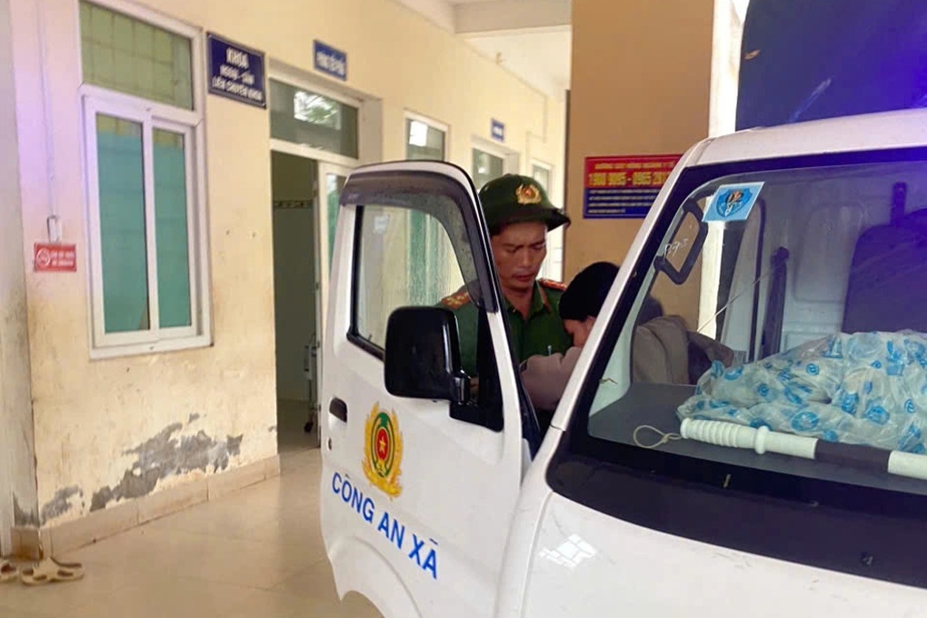 Công an vượt mưa bão đưa 2 sản phụ đi sinh con - 2 Công an vượt mưa bão đưa 2 sản phụ đi sinh con - 2
