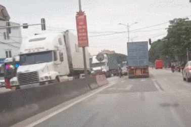 Tránh người phụ nữ sang đường ẩu, xe container lao thẳng vào xe con