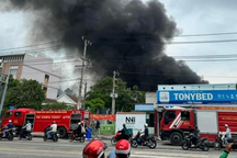 Gần 60 chiến sĩ chữa cháy tại xưởng quạt ở Bình Dương