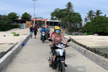 Quảng Ngãi: Những “bóng hồng” chạy xe ôm trên đảo tiền tiêu