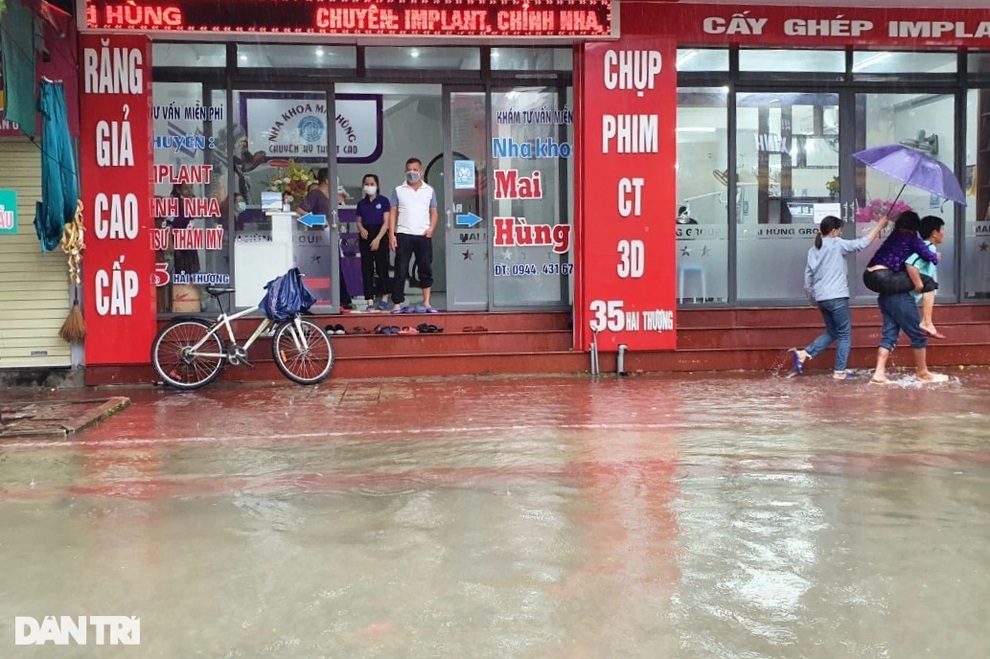 Mưa lớn nước ngập cả mét, phương tiện giao thông bơi trên đường - 4 Mưa lớn nước ngập cả mét, phương tiện giao thông bơi trên đường - 4