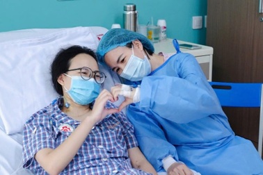 Mẹ hiến gan cứu con gái 17 tuổi