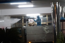 Quân đội phun thuốc khử khuẩn 2 bệnh viện ở Đà Nẵng