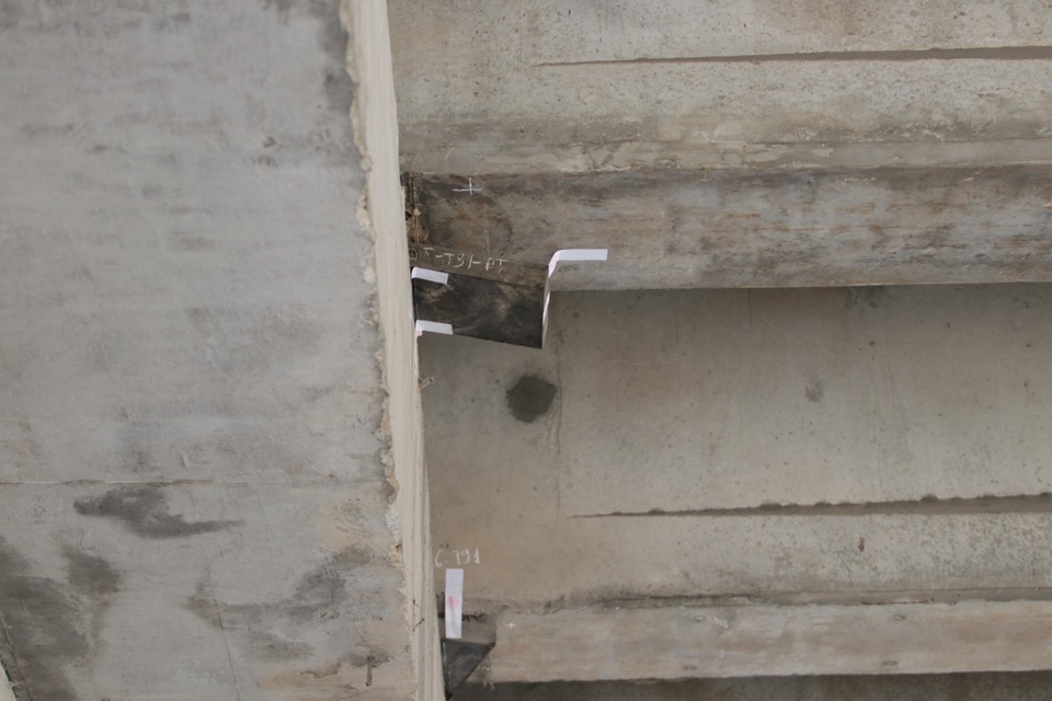 Cận cảnh những gối cầu bị xô lệch được niêm phong trên đường vành đai 3 - 8 Cận cảnh những gối cầu bị xô lệch được niêm phong trên đường vành đai 3 - 8