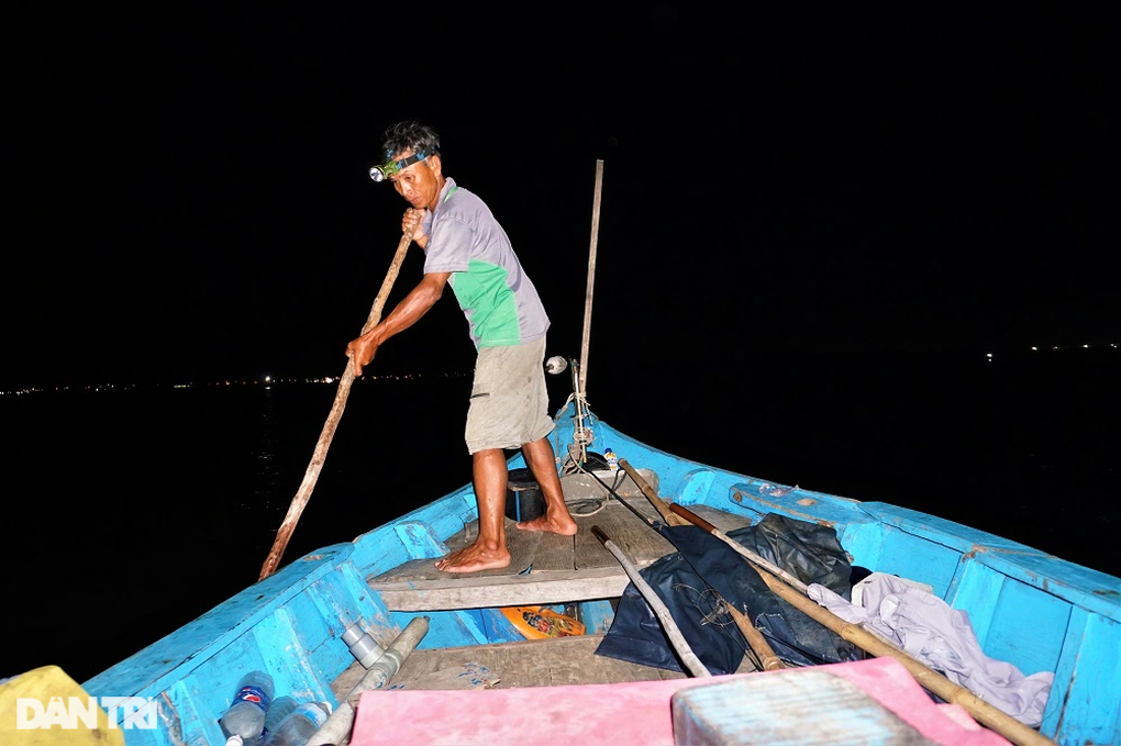 Tuyệt chiêu dụ tôm của ngư phủ cả đời cắm chốt nơi cửa sông - 1 Tuyệt chiêu dụ tôm của ngư phủ cả đời cắm chốt nơi cửa sông - 1