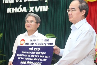 Trao quỹ hỗ trợ thiên tai cho nhân dân Bình Định