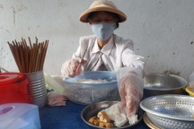 Cụ bà bán bánh ướt 1.000 đồng cho lao động nghèo, hòa vốn là vui rồi