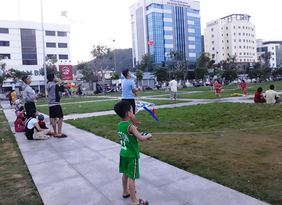 Biển Quy Nhơn vẫn đông nghịt người dân tắm biển - 5 Biển Quy Nhơn vẫn đông nghịt người dân tắm biển - 5