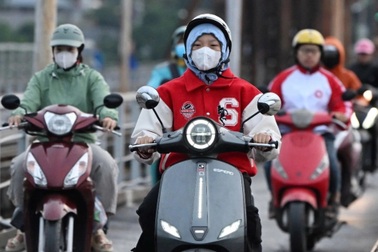 Người Hà Nội khoác áo ấm trong ngày gió lạnh tràn về