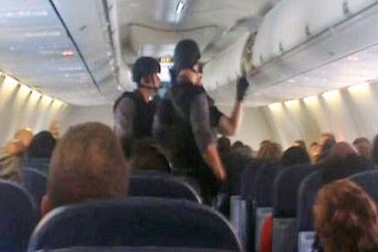 Mỹ phái 2 chiến đấu cơ hộ tống máy bay bị đe dọa đánh bom