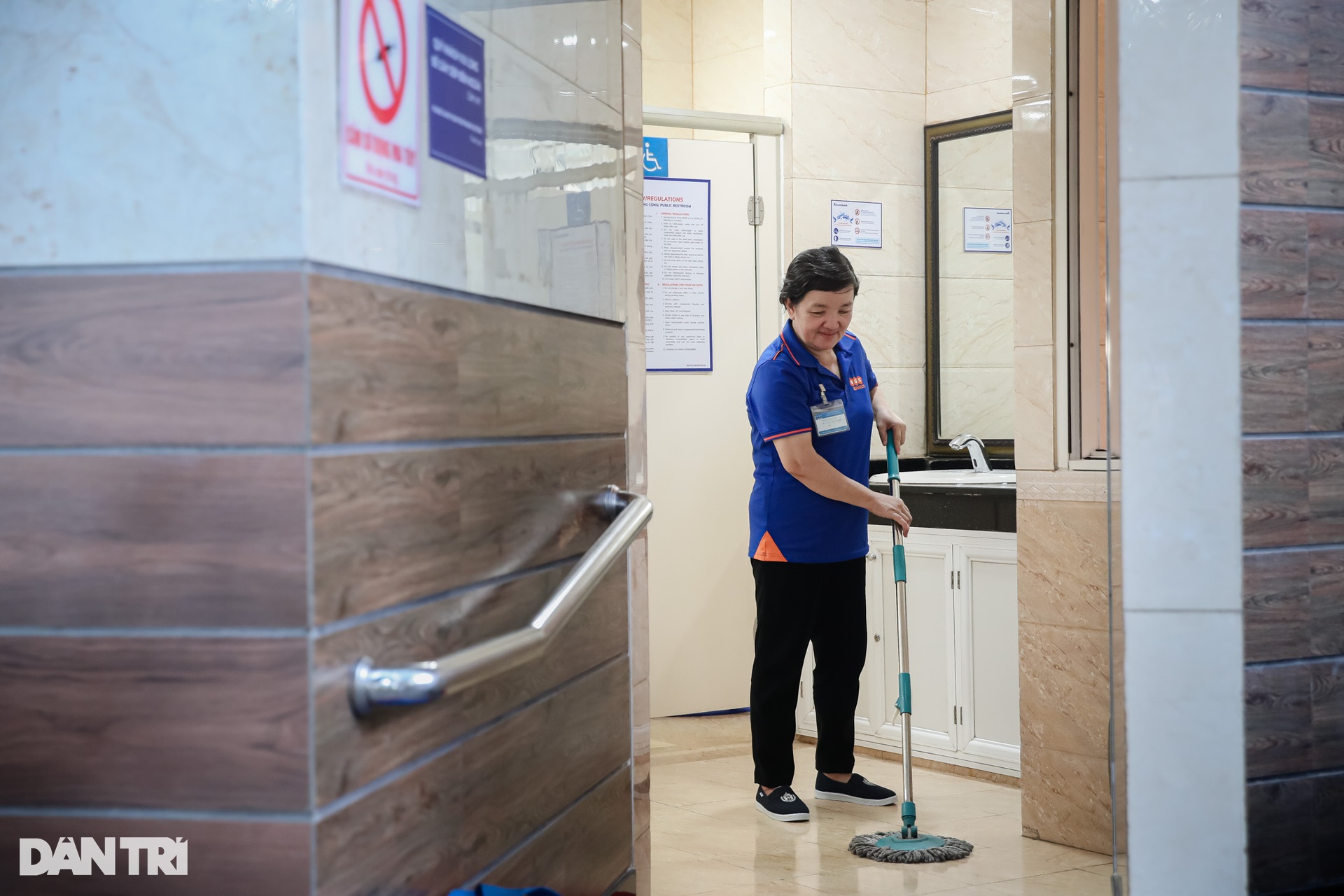 Cận cảnh những nhà vệ sinh công cộng trên các khu đất vàng ở TPHCM - 8 Cận cảnh những nhà vệ sinh công cộng trên các khu đất vàng ở TPHCM - 8