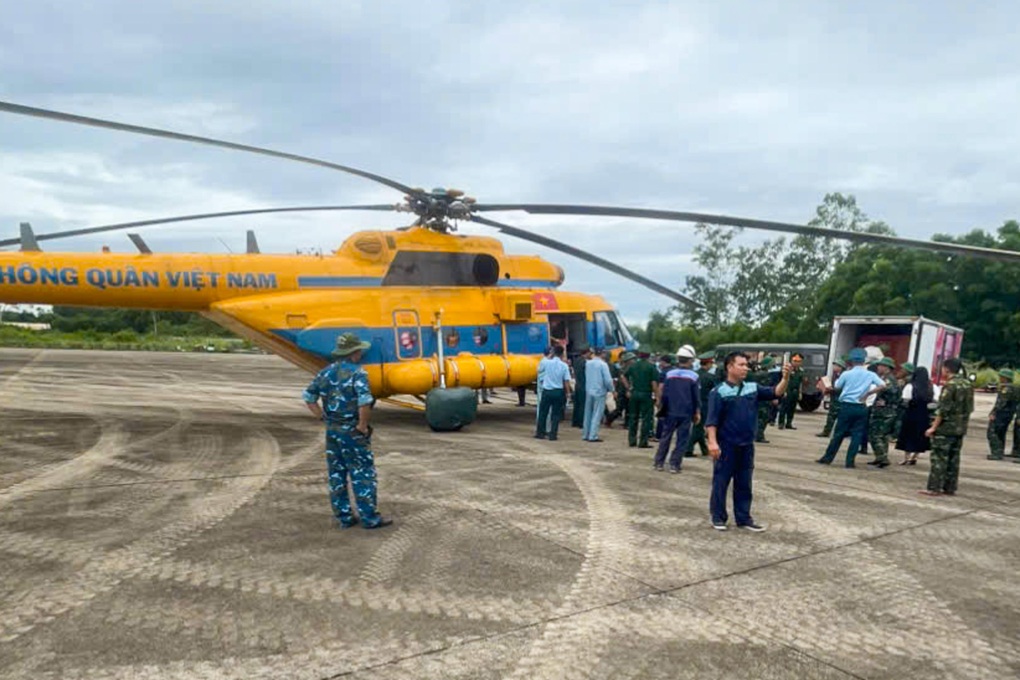 Trực thăng Mi-171 bay cứu trợ khẩn cấp hơn 900 người bị cô lập hoàn toàn - 1 Trực thăng Mi-171 bay cứu trợ khẩn cấp hơn 900 người bị cô lập hoàn toàn - 1