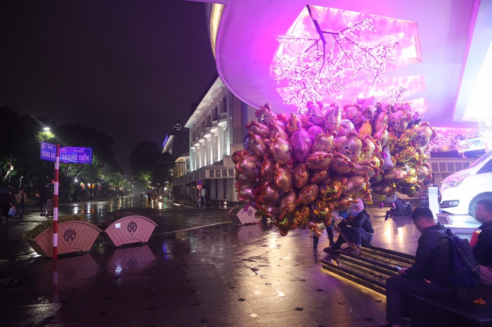 Mưa lạnh đêm 30 Tết, hồ Gươm thưa thớt người chờ xem pháo hoa - 8