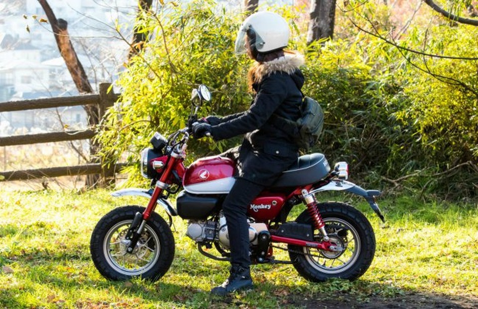 Đẹp lung linh xế khỉ Honda Monkey giữa mùa lá rụng - 14 Đẹp lung linh xế khỉ Honda Monkey giữa mùa lá rụng - 14