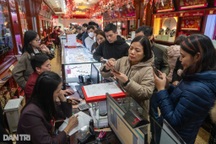 Đông nghịt người đổ về "phố vàng" Hà Nội buổi trưa để mua vàng lấy may