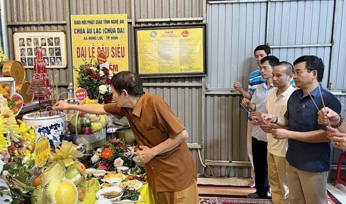 Nhà báo Trần Văn Hiền dâng hương tại buổi lễ (ảnh QH).