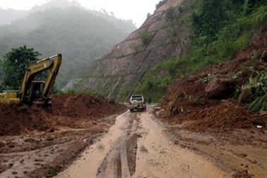 Thông đường trên Quốc lộ 279 sau gần 5 giờ ách tắc