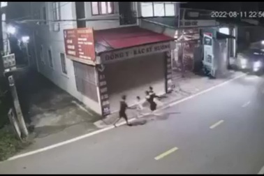 Đi bộ giữa đường, nhóm người hoảng hốt suýt bị xe tải tông trúng