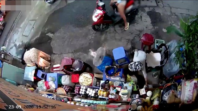 Bắt người phụ nữ xúi giục con nhỏ trộm túi tiền của bà cụ bán hàng ở vỉa hè để mua ma túy - Ảnh 2. Bắt người phụ nữ xúi giục con nhỏ trộm túi tiền của bà cụ bán hàng ở vỉa hè để mua ma túy - Ảnh 2.