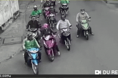 Người phụ nữ bị nhóm trộm bao vây, dàn cảnh móc túi giữa ban ngày