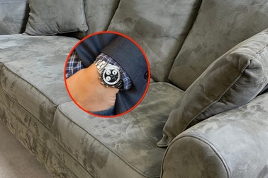 Mua ghế sô pha cũ, người phụ nữ “vớ” được chiếc đồng hồ 5,7 tỷ đồng